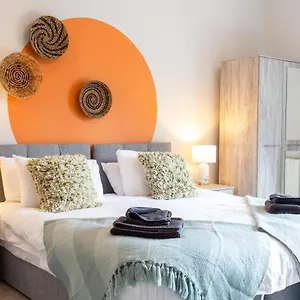  Apartment Logan House, Modern And Spacious Townhouse Close To Centre United Kingdom